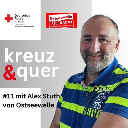 Mann in blau-gelb gestreiftem Hemd, daneben Logos vom DRK und Ostseewelle, Text: "kreuz & quer #11 mit Alex Stuth von Osts...