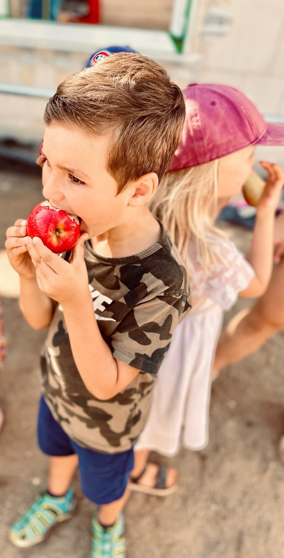 08: Junge mit Apfel