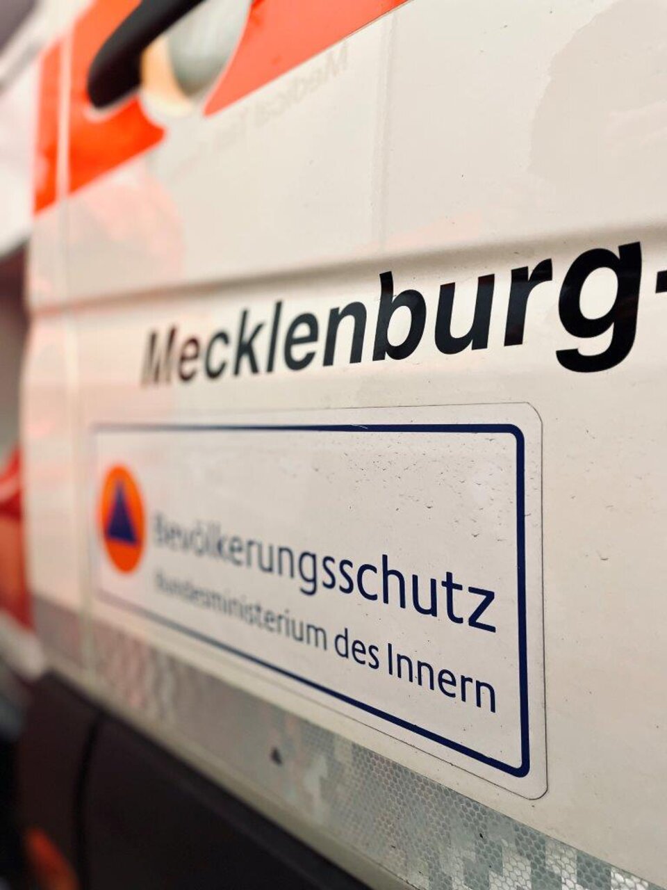 Nahaufnahme eines Fahrzeugs mit Aufschrift: "Mecklenburg" und "Bevölkerungsschutz, Bundesministerium des Innern".