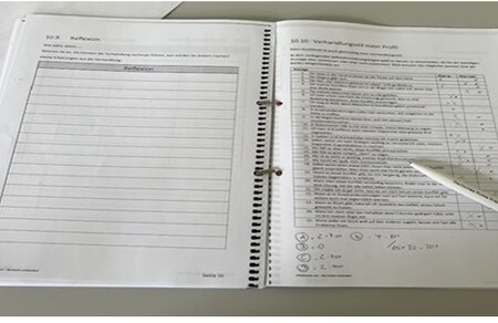 Aufgeschlagenes Notizbuch mit zwei Seiten. Links: leere Reflexionstabelle. Rechts: Tabelle mit Verhandlungsthemen und Bewe...