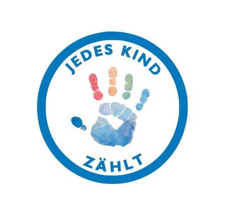 Bunter Handabdruck in Kreis mit Text "Jedes Kind zählt".