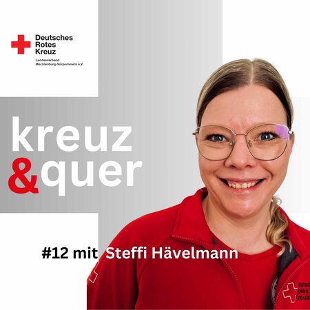 Frau mit Brille in roter DRK-Jacke. Schrift: "kreuz & quer #12 mit Steffi Hävelmann". Logo Deutsches Rotes Kreuz oben links.